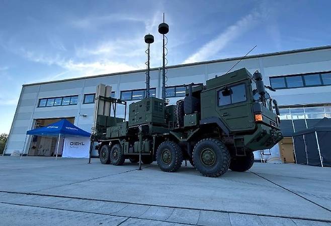 [서울=뉴시스]스웨덴이 독일제 IRIS-T SLM 시스템을 90억 스웨덴 크로나(약 1조2794억원)에 구매하는 등 방공 능력에 대대적 투자를 하고 있다고 스웨덴 정부가 24일 밝혔다고 유로액티브닷컴이 보도했다. 사진은 독일제 IRIS-T SLM 시스템/ <사진 출처 : 디펜스 인더스트리 유럽> 2025.06.24.