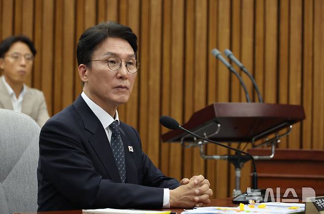 [서울=뉴시스] 고승민 기자 = 김민석 국무총리 후보자가 24일 서울 여의도 국회에서 열린 인사청문회에서 주진우 국민의힘 의원을 바라보고 있다. 2025.06.24. kkssmm99@newsis.com