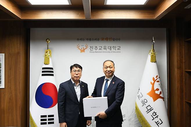 [진주=뉴시스]진주교대, 노트북 10대 기증받아.(사진=진주교대 제공).2025.06.24.photo@newsis.com *재판매 및 DB 금지