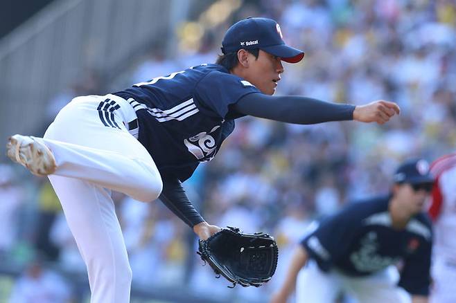 [서울=뉴시스] 프로야구 두산 베어스 박신지가 22일 잠실구장에서 열린 2025 신한 쏠뱅크 KBO리그 LG 트윈스와의 경기에 등판해 공을 던지고 있다. (사진=두산 베어스 제공) 2025.06.22.  *재판매 및 DB 금지