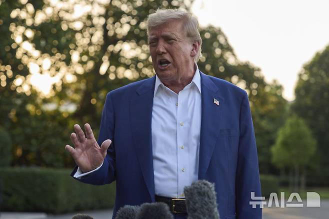 [워싱턴=AP/뉴시스] 24일(현지 시간) AP통신에 따르면 트럼프 대통령은 네덜란드 헤이그에서 열리는 북대서양조약기구(NATO) 정상회담으로 향하는 에어포스원 기내에서 "(이란의 정권 교체를) 원하지 않는다"며 "가능한 한 빨리 모든 것이 안정되길 바란다"고 말했다. 사진은 도널드 트럼프 대통령이 백악관 사우스 론에서 북대서양조약기구(나토) 정상회담 참석을 위해 헤이그로 출발하기 전 마린원 탑승에 앞서 기자들과 이야기하고 있는 모습. 2025.06.24.