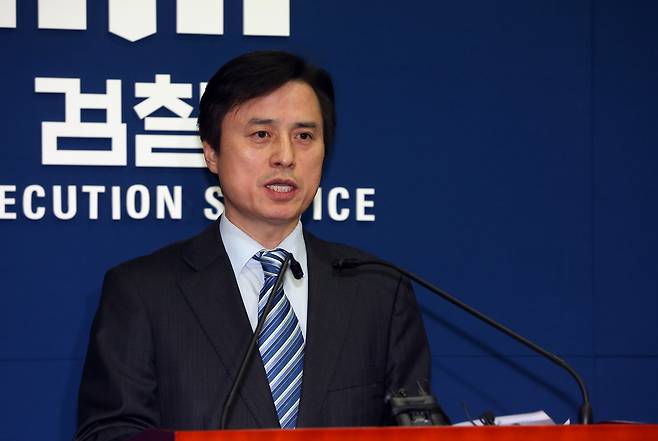 조은석 특검은 지난 2019년 6월 자신의 검사 경력을 회고한 <수사감각>이라는 책을 펴냈다.&nbsp;