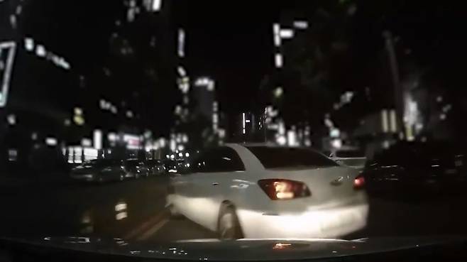 지난 5월 부산 부산진구 한 도로에서 방향지시등을 작동하고 중앙선을 넘어 유턴하려는 차량을 발견, 속력을 높여 고의 충돌하는 모습. 부산경찰청 제공