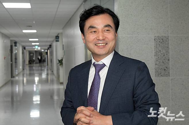 국방부 장관 후보자로 지명된 더불어민주당 안규백 의원이 23일 서울 여의도 국회 의원회관 의원실을 나서고 있다. 윤창원 기자