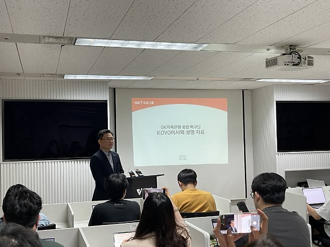 OK저축은행 권철근 단장이 24일 한국배구연맹 사무국에서 연고지 이전에 대한 설명을 하고 있다. 연합뉴스