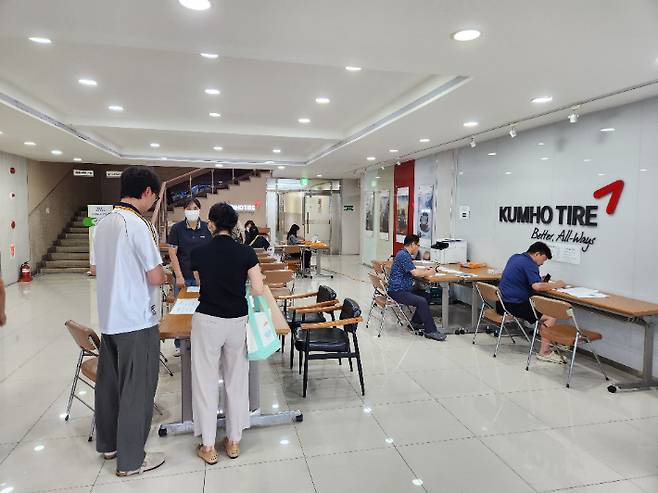 금호타이어가 24일 오후 광주공장 복지동 1층에 마련된 접수처에서 시민들의 피해 보상을 접수받고 있다. 금호타이어 제공