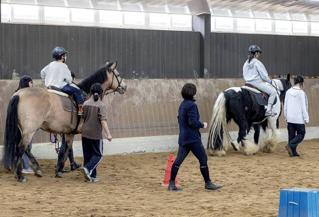 재활승마 수업을 하려면 리더 1명과 사이드 워커 2명 등 3명의 자원봉사자가 필요하다.