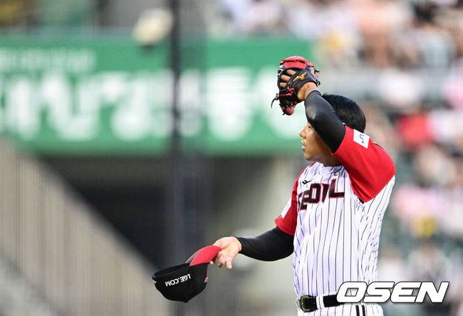 [OSEN=잠실, 조은정 기자]22일 오후 서울 잠실구장에서 2025 신한 SOL Bank KBO리그 LG 트윈스와 두산 베어스의 경기가 열렸다.LG는 송승기, 두산은 최승용이 선발로 나섰다.8회초 LG 정우영이 두산 김민석에게 볼넷을 내주고 있다. 2025.06.22 /cej@osen.co.kr[