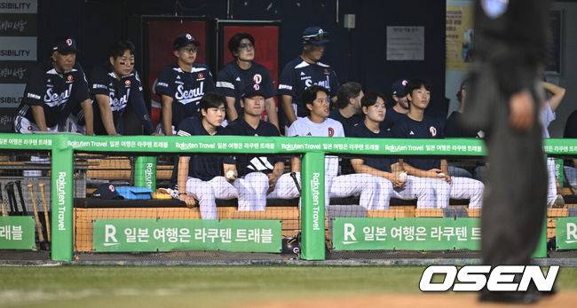 [OSEN=잠실, 조은정 기자]22일 오후 서울 잠실구장에서 2025 신한 SOL Bank KBO리그 LG 트윈스와 두산 베어스의 경기가 열렸다.LG는 송승기, 두산은 최승용이 선발로 나섰다.5-13으로 벌어진 8회말 두산 더그아웃의 분위기가 어둡다. 2025.06.22 /cej@osen.co.kr