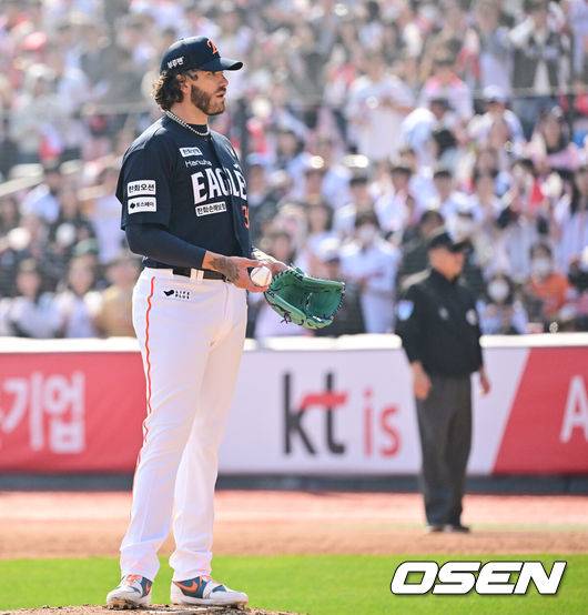 [OSEN=수원, 박준형 기자] 3회말 한화 폰세가 피치클락 위반 경고를 받은 뒤 당황하고 있다. 2025.03.22 / soul1014@osen.co.kr