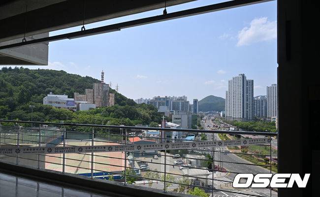 [OSEN=창원, 이석우 기자] 30일 창원NC파크에서 2025 신한 SOL 뱅크 KBO 리그 NC 다이노스와 한화 이글스의 경기가 열린다. 홈팀 NC가 긴 방황을 끝내고 홈구장으로 돌아왔다.창원NC파크 외벽 구조물 추락 사고로 야구팬이 사망한 사고의 원인이 된 루버가 제거되어 있다. 2025.05.30 / foto0307@osen.co.kr