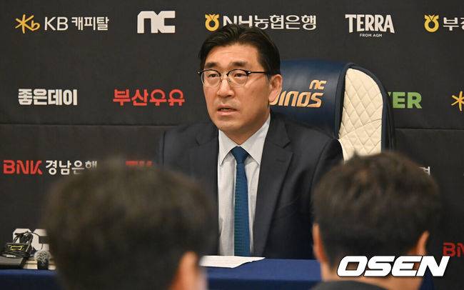 [OSEN=창원, 이석우 기자] 30일 창원NC파크에서 2025 신한 SOL 뱅크 KBO 리그 NC 다이노스와 한화 이글스의 경기가 열린다. 홈팀 NC가 긴 방황을 끝내고 홈구장으로 돌아왔다.NC 다이노스 이진만 대표가 창원NC파크 재개장 관련 구단 입장과 향후 대처에 대한 공식 브리핑을 진행하고 있다. 2025.05.30 / foto0307@osen.co.kr