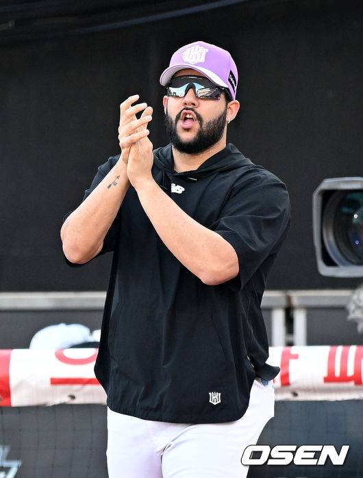 '호투' 쿠에바스 향한 뜨거운 박수