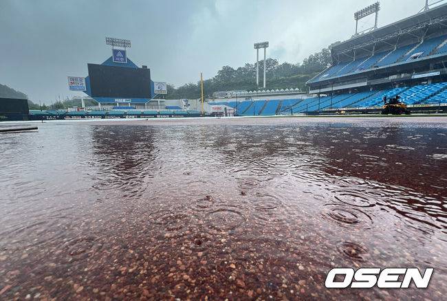 [OSEN=대구, 이석우 기자] 24일 대구삼성라이온즈파크에서 2025 신한 SOL 뱅크 KBO 리그 삼성 라이온즈와 한화 이글스의 경기가 열린다. 홈팀 삼성은 최원태가, 방문팀 한화는 와이스가 선발 출전한다. 대구삼성라이온즈파크에 비가 내리고 있다. 2025.06.24 / foto0307@osen.co.kr