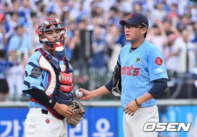 [OSEN=부산, 이석우 기자]  롯데 자이언츠 박재엽, 박세웅 / foto0307@osen.co.kr