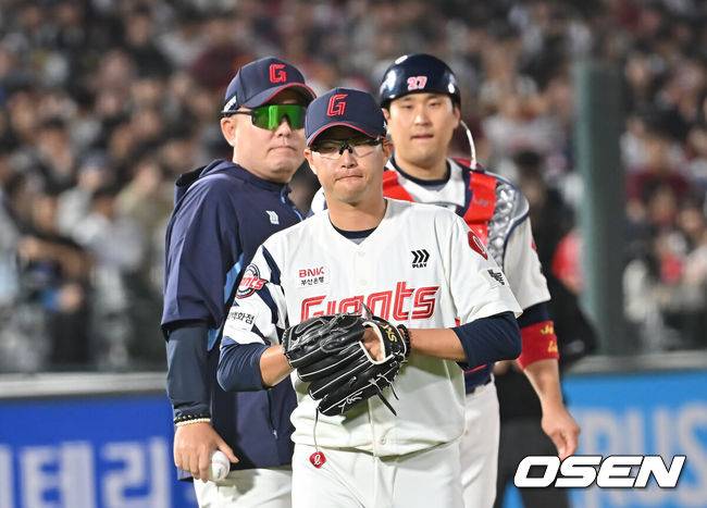 [OSEN=부산, 이석우 기자] 4일 부산 사직야구장에서 2025 신한 SOL 뱅크 KBO 리그 롯데 자이언츠와 키움 히어로즈의 경기가 열렸다. 홈팀 롯데는 박세웅이, 방문팀 키움은 김윤하가 선발 출전했다.롯데 자이언츠 선발 투수 박세웅이 6회초 무사 1,2루 상황에서 교체되고 있다. 2025.06.04 / foto0307@osen.co.kr