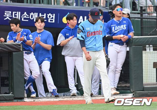 [OSEN=부산, 이석우 기자] 22일 부산 사직야구장에서 2025 신한 SOL 뱅크 KBO 리그 롯데 자이언츠와 삼성 라이온즈의 경기가 열렸다. 홈팀 롯데는 박세웅이, 방문팀 삼성은 원태인이 선발 출전했다.롯데 자이언츠 박세웅이 2회초 1실점 후 고개를 떨구고 있다. 2025.06.22 / foto0307@osen.co.kr