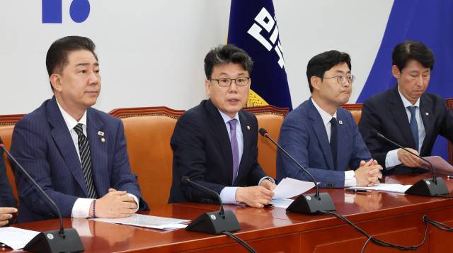 ▲더불어민주당 진성준 정책위의장(왼쪽 두번째)이 24일 국회에서 열린 원내대책회의에서 발언하고 있다. 왼쪽은 김병기 당 대표 직무대행 겸 원내대표. ⓒ연합뉴스