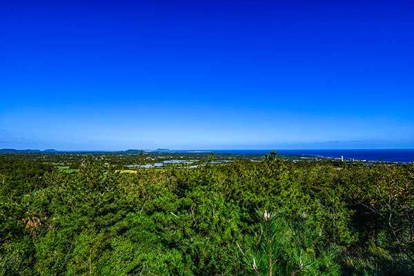 독자봉 전망대서 본 풍광. 멀리 성산일출봉도 보인다.