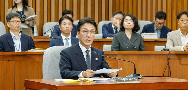 김민석 국무총리 후보자가 24일 서울 여의도 국회에서 열린 국무총리 임명동의안 심사를 위한 인사청문회에서 의원 질의에 답변하고 있다.