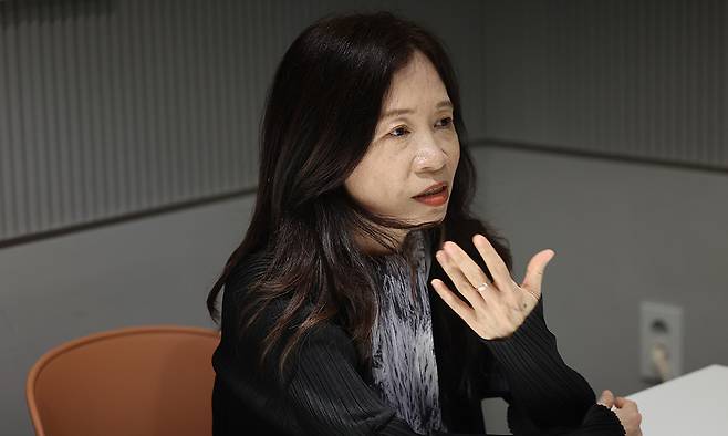 지난 20일 서울 강남구 한 카페에서 만난 천쉐 작가가 자신의 작품세계에 대해 설명하고 있다. 허정호 선임기자