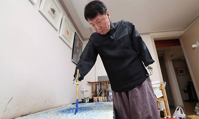 석창우 화백은 불의의 사고로 입은 신체 장애를 딛고 30여 년간 ‘의수화가’로 활동해 인간 승리의 표본으로 불린다. 1000여 장애예술인의 대표가 된 석 화백은 “그간 내 작업에만 몰두하였지만, 앞으로 동료 장애예술인들의 창작여건을 개선하고 장애 때문에 예술성이 낮게 평가받지 않는 예술적인 환경을 조성하는 데 최선을 다하겠다”고 밝혔다. 그가 자택 작업장에서 동양의 서예와 서양의 크로키를 접목한 ‘수묵크로키’ 작업을 하고 있다.&nbsp;이제원 선임기자
