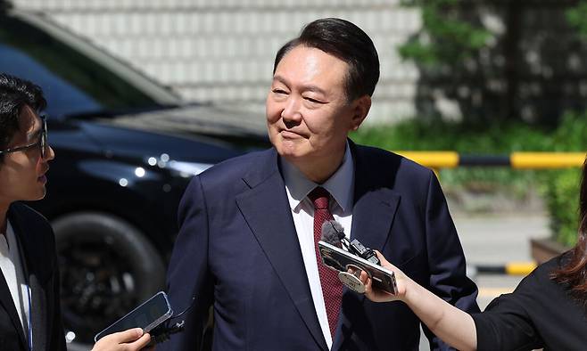 윤석열 전 대통령이 23일 서울 서초구 서울중앙지방법원에서 열린 내란 우두머리 혐의·직권남용 권리행사 방해 혐의 사건 8차 공판에 출석하고 있다. 사진공동취재단