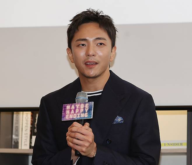 뮤지컬 ‘어쩌면 해피엔딩’의 박천휴 작가가 24일 서울 중구 커뮤니티하우스 마실에서 열린 토니상 6관왕 기념 기자회견에서 수상 소감을 밝히고 있다. 연합뉴스