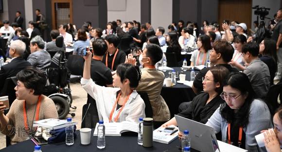 23일 서울 중구 한국프레스센터에서 열린 ‘2025 서울신문 인구포럼-사라진 인구, 다시 채우는 미래’에서 참석자들이 주제발표에 귀를 기울이고 있다. 홍윤기 기자