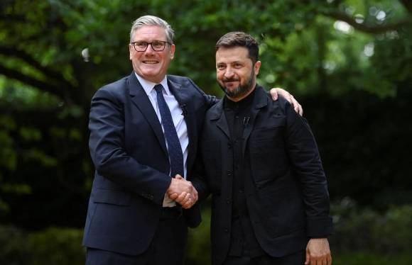 볼로디미르 젤렌스키(오른쪽) 우크라이나 대통령과 키어 스타머 영국 총리가 23일(현지시간) 런던 총리 관저에서 만나 악수하고 있다. AFP 연합뉴스
