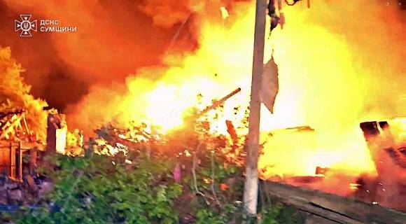 24일(현지시간) 우크라이나 내무부 산하 비상사태국이 공개한 영상 일부. 전날 러시아군의 공습으로 화재가 발생한 주택에서 진화 작업이 벌어지고 있다. 현지 당국은 이곳에서 8살 소년과 부모 등 일가족이 사망했다고 전했다. 2025.6.24 우크라 내무부