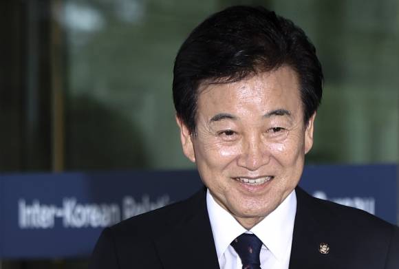 정동영 통일부장관 후보자가 24일 서울 종로구 통일부 남북관계관리단에 마련된 인사청문회 준비 사무실로 출근하고 있다. 2025.6.24 뉴시스