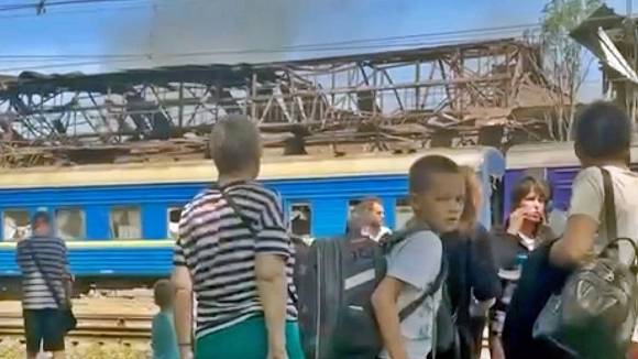 24일(현지시간) 러시아군의 탄도미사일 공격으로 드니프로페트로우스크주에서 최소 11명이 숨지고 160명이 다쳤으며, 사상자는 더 늘어날 수 있다고 볼로디미르 젤렌스키 우크라이나 대통령이 밝혔다. 사진은 이날 공격으로 파손된 민간 여객 열차. 500명을 태우고 달리던 열차는 미사일 공격으로 파손됐는데 다행히 사망자는 나오지 않았다. 2025.6.24 텔레그램