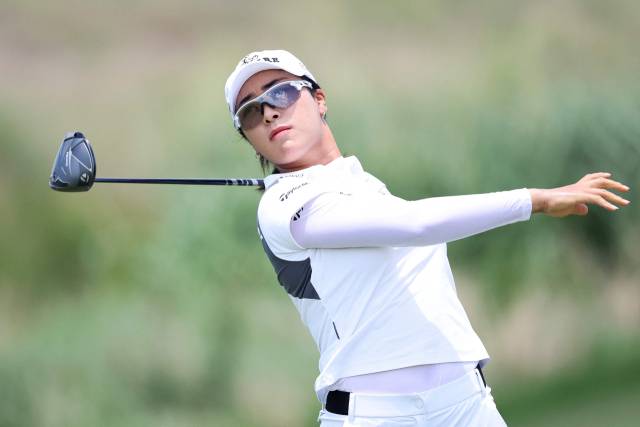 티샷 후 공을 바라보고 있는 윤이나. 사진 제공=AFP연합뉴스