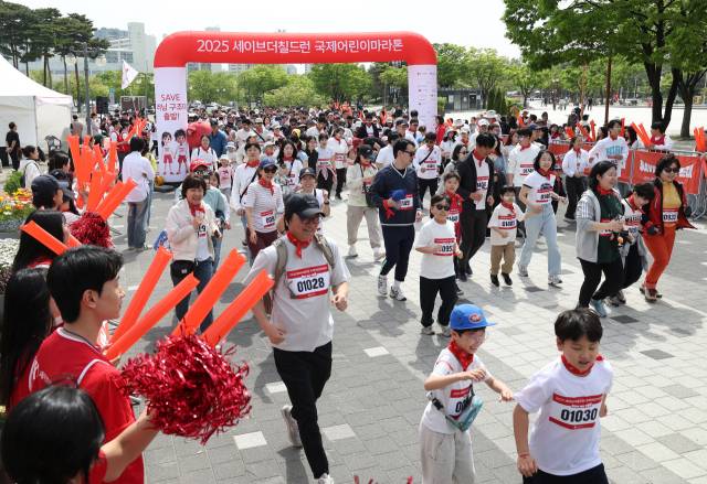 6일 서울 마포구 월드컵공원에서 국제아동권리 비정부기구(NGO) 세이브더칠드런과 국가기간뉴스통신사 연합뉴스와 공동 주최한 '2025 국제어린이마라톤대회'에서 참가자들이 출발하고 있다. 사진은 기사와 직접적인 연관이 없습니다. 연합뉴스
