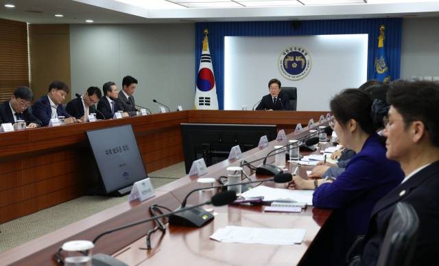 이재명 대통령이 23일 용산 대통령실에서 제1차 수석보좌관회의를 주재하고 있다. 연합뉴스