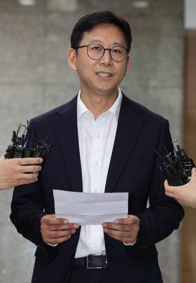 배경훈 과학기술정보통신부 장관 후보자가 24일 서울 종로구 광화문우체국에 마련된 인사청문회 준비 사무실로 출근하며 미리 준비한 글을 읽고 있다. 연합뉴스
