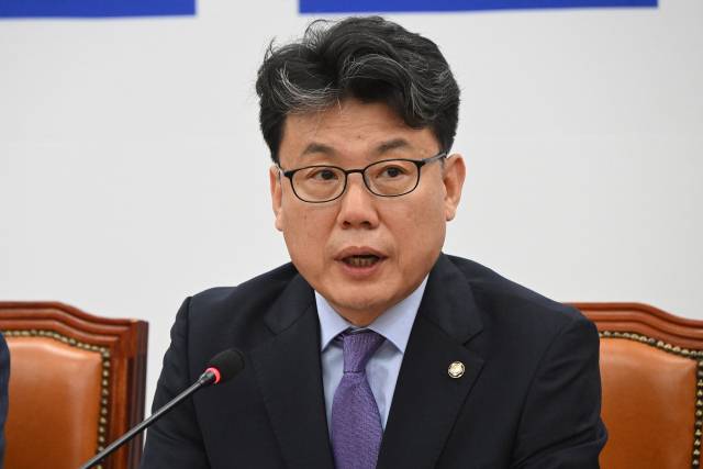 진성준 더불어민주당 정책위의장이 24일 국회에서 열린 원내대책회의에 참석해 발언하고 있다. 오승현 기자 2025.06.24