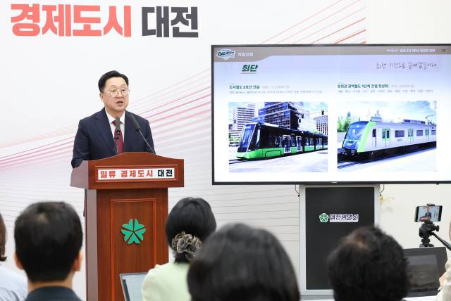 이장우 대전시장이 민선 8기 3주년을 맞아 기자회견을 갖고 대전시정의 성과와 향후 과제를 발표하고 있다. 사진제공=대전시