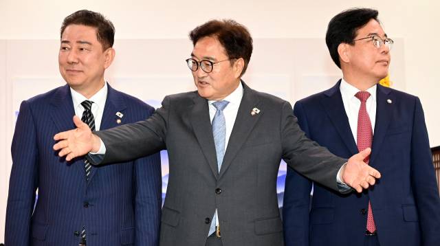 우원식(가운데) 국회의장과 김병기(왼쪽) 더불어민주당 대표 직무대행 겸 원내대표, 송언석 국민의힘 원내대표가 24일 국회 의장집무실에서 진행된 의장 주재 여야 원내대표 회동에 참석해 기념 촬영을 한 뒤 각자 자리에 착석하고 있다. 오승현 기자