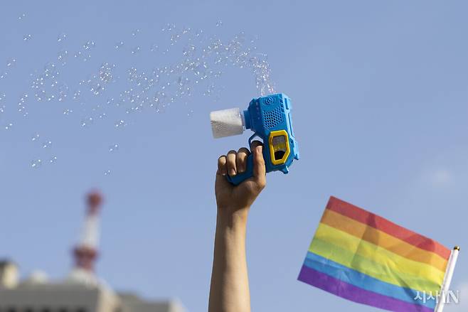 6월14일 오후 2025 서울퀴어퍼레이드의 참가자가 하늘을 향해 비눗방울을 쏘고 있다. ⓒ시사IN 이명익