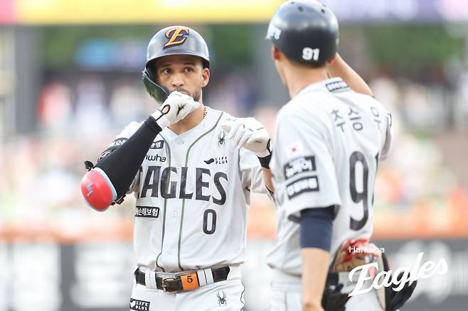 한화 루이스 리베라토(왼쪽)가 22일 대전 한화생명볼파크에서 열린 키움전에서 안타를 때린 뒤 추승우 코치와 하이파이브를 하려 하고 있다. 17일에 영입된 리베라토는 데뷔전에서 3안타 활약을 펼쳤다. 지난해 6월 17일에 영입돼 정식 계약까지 따낸 라이언 와이스처럼 최고의 시즌 마무리를 할 수 있을지 관심이 모아진다. 사진제공 ｜한화 이글스