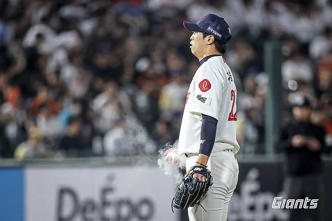 롯데 구승민이 17일 사직구장에서 열린 한화와 홈경기에 구원등판해 손에 송진 가루를 묻히고 있다. 사진제공｜롯데 자이언츠