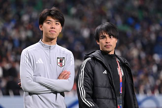 다카이가 지난 3월 A매치를 마치고 미토마 가오루와 함께 서 있다. Getty Images코리아