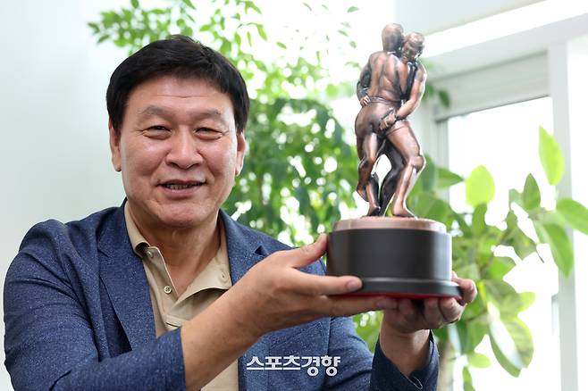 이준희 대한씨름협회장이 18일 서울 송파구 올림픽회관에서 경향신문과 인터뷰하며  씨름대회 트로피를 들어보이고 있다. 2025.6.18. 정지윤 선임기자