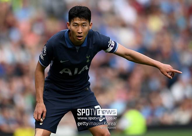 ▲ 해리 케인, 개러스 베일 등 토트넘을 거쳐 간 다른 영국 스타들이 이루지 못한 업적을 이번에 팀 주장으로서 달성해낸 손흥민을 향해 팬들은 '무한 애정'을 드러내 보인다. 홈 경기장 앞에 손흥민의 동상을 세워야 한다는 주장이 나올 정도다.