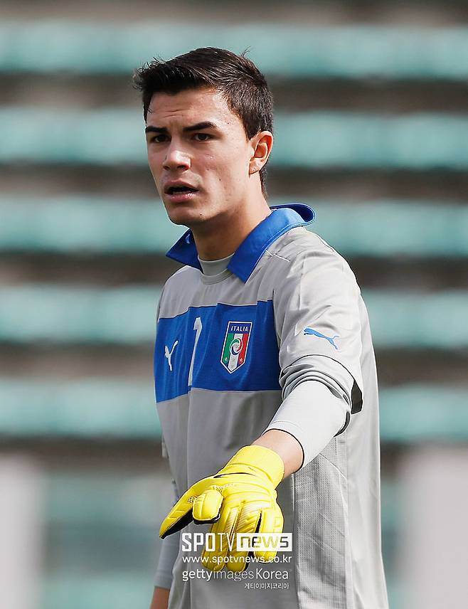 ▲ 유벤투스 유스 시절 에밀 아우데로는 이탈리아 15~21세 연령별 대표팀을 차례로 밟은 골키퍼 유망주였다. 다만 성인 무대 데뷔 뒤엔 잔루이지 돈나룸마, 알렉스 메렛 등에게 밀려 A대표팀 부름은 받지 못했다. 제2의 조국 인도네시아에서 '국가대표 수문장' 꿈을 이뤘다.