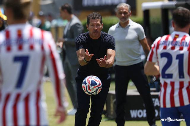 디에고 시메오네 아틀레티코 감독(가운데)이 선수들에게 공을 던져주고 있다. /AFPBBNews=뉴스1