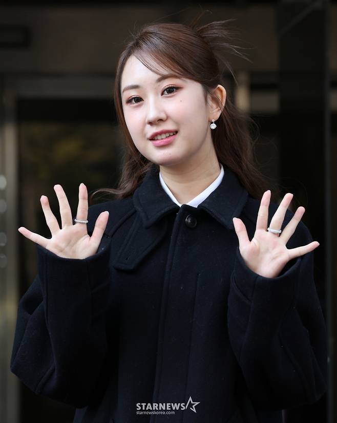 (서울=뉴스1) 권현진 기자 = 가수 전유진이 10일 서울 영등포구 여의도동 KBS 신관에서 진행된 ‘불후의 명곡’ 녹화에 참석해 인사를 하고 있다. 2025.2.10/뉴스1  Copyright (C) 뉴스1. All rights reserved. 무단 전재 및 재배포,  AI학습 이용 금지. /사진=(서울=뉴스1) 권현진 기자