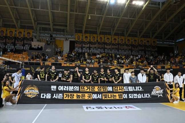 KB손해보험 스타즈 선수단이 2024~2025시즌을 마무리하며 팬들에게 인사하고 있다. /사진=한국배구연맹 제공